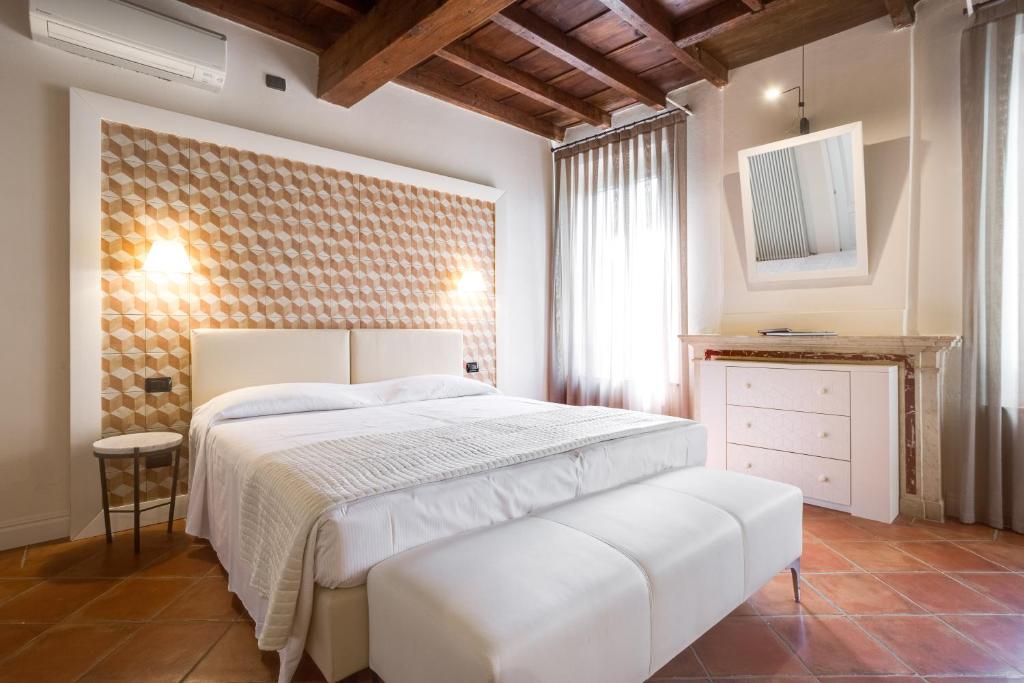 Łóżko lub łóżka w pokoju w obiekcie Ferrara Rooms