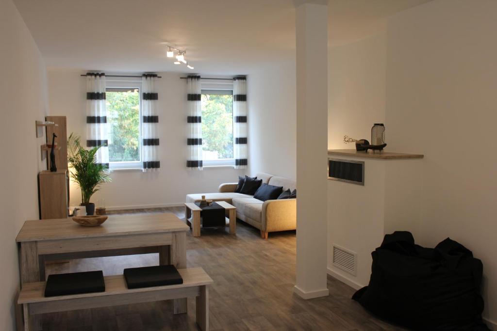 ein Wohnzimmer mit einem Sofa und einem Tisch in der Unterkunft Fewo Lanig in Erlangen