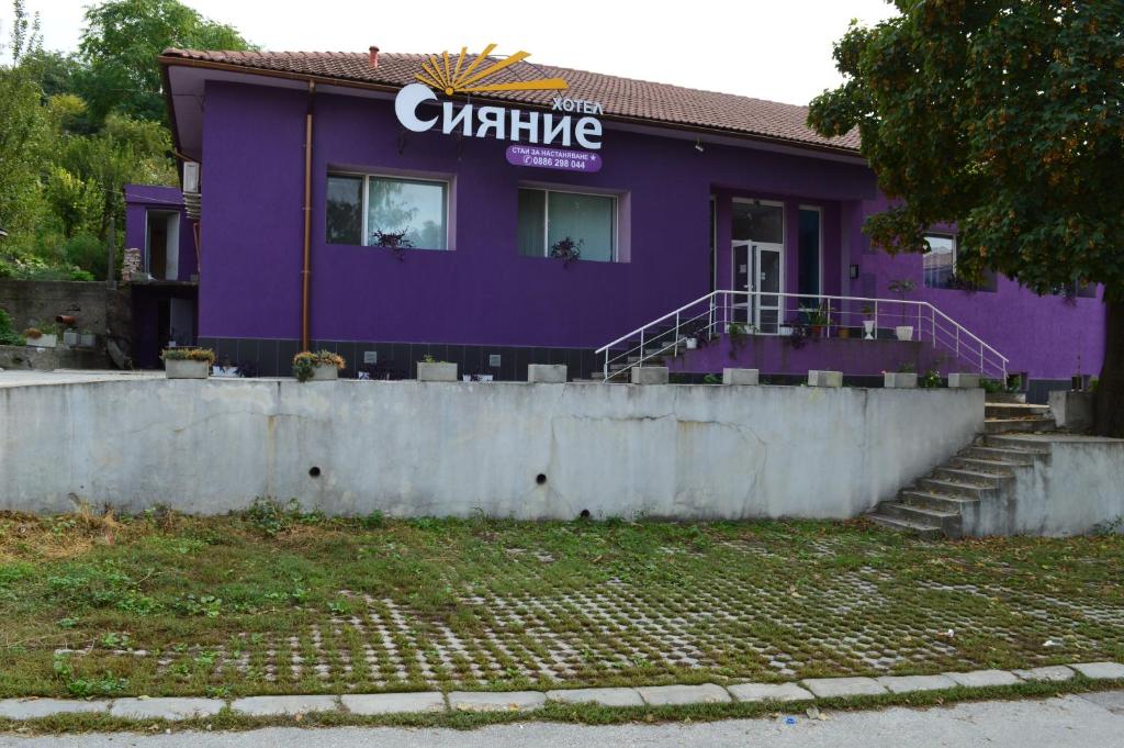 een paars gebouw met een bord erop bij Hotel Sianie in Tutrakan
