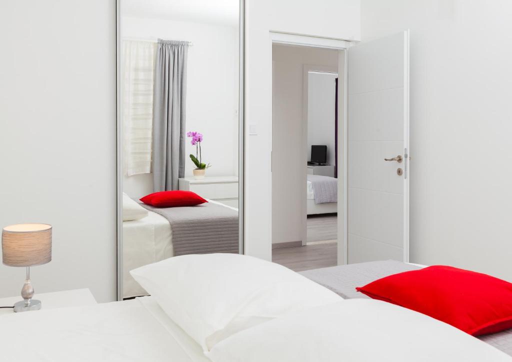 Łóżko lub łóżka w pokoju w obiekcie Apartments Gita