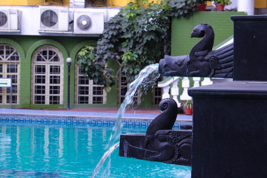 Bazén v ubytování Hotel Woodland Kathmandu nebo v jeho okolí