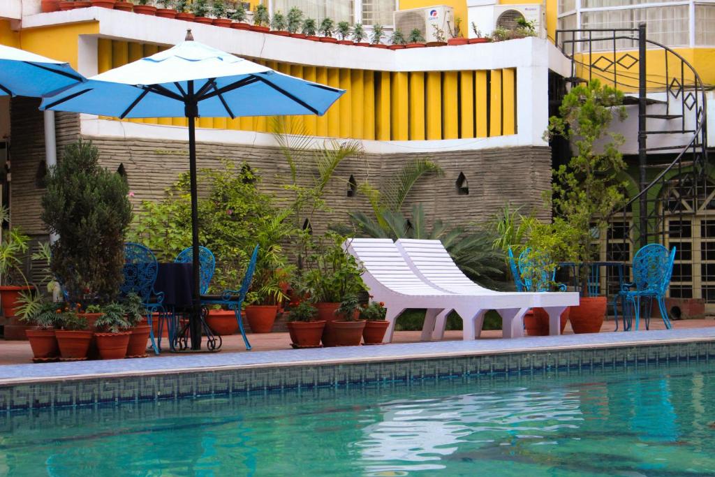 Bazén v ubytování Hotel Woodland Kathmandu nebo v jeho okolí