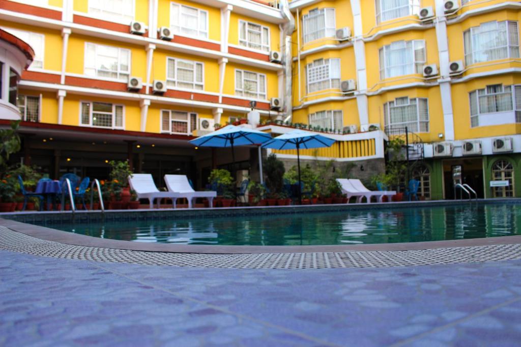 Bazén v ubytování Hotel Woodland Kathmandu nebo v jeho okolí