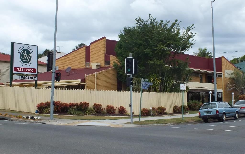 a traffic light on a street in front of a store at Central Motel Ipswich in Ipswich