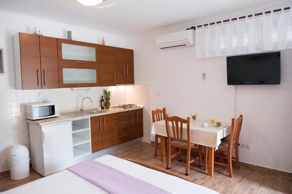 Kuchyňa alebo kuchynka v ubytovaní Villa Šolo