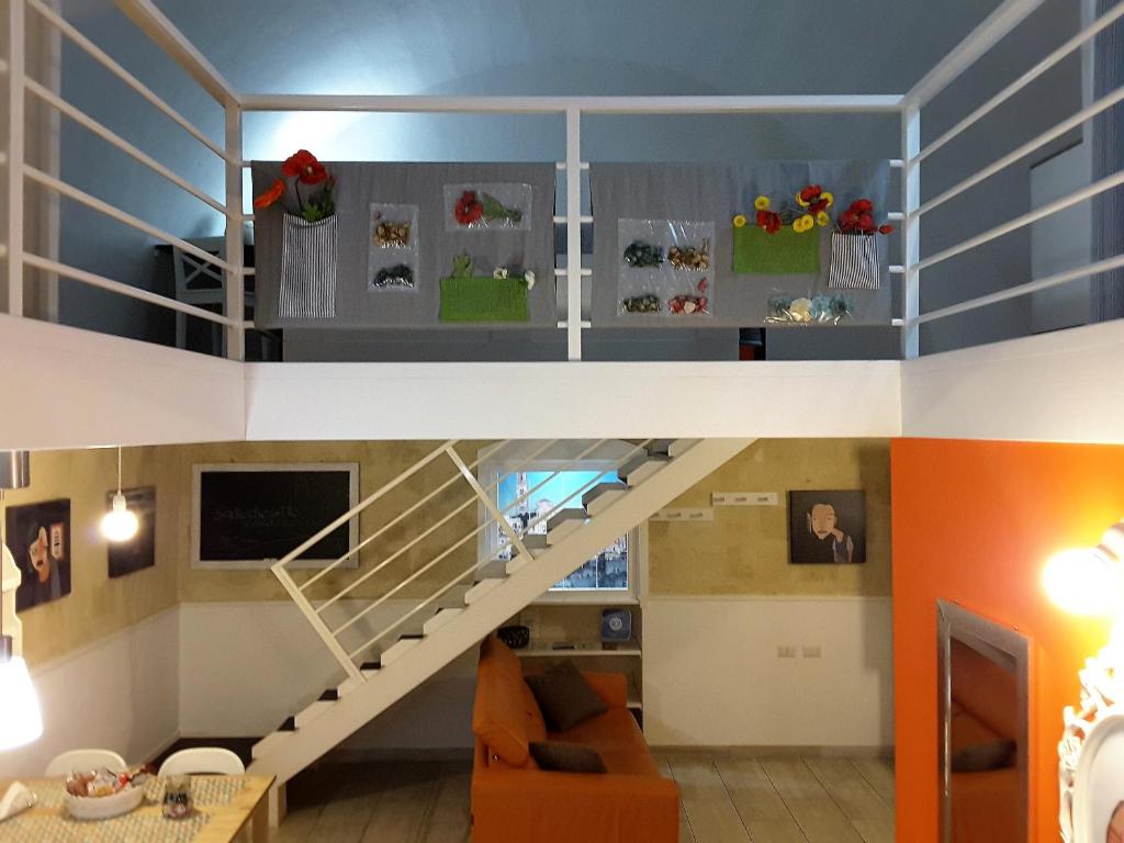 salon ze schodami w domu w obiekcie Sassi SediciDiciotto w mieście Matera