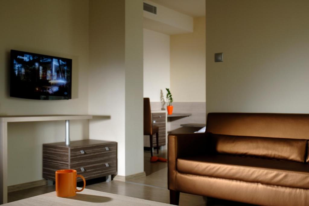 Televízia a/alebo spoločenská miestnosť v ubytovaní Gokart Hotel