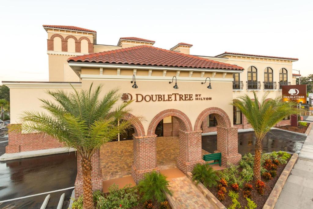 ein doozy tree inn Gebäude mit Palmen vor dem Haus in der Unterkunft DoubleTree by Hilton St. Augustine Historic District in St. Augustine