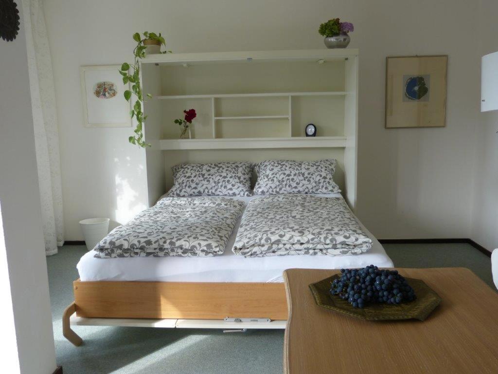 フュッセンにあるHaus Ambiのベッドルーム1室(ベッド1台、木製テーブル付)