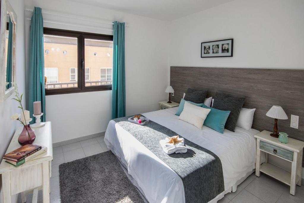 a bedroom with a large bed and a window at Apartamento Almirante VV in Arrecife