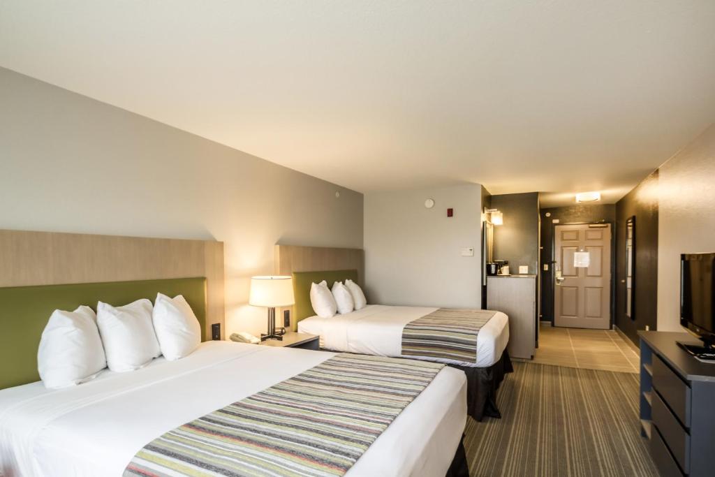 Country Inn & Suites by Radisson, Fond du Lac, WI - Queen Room With Two Queen Beds