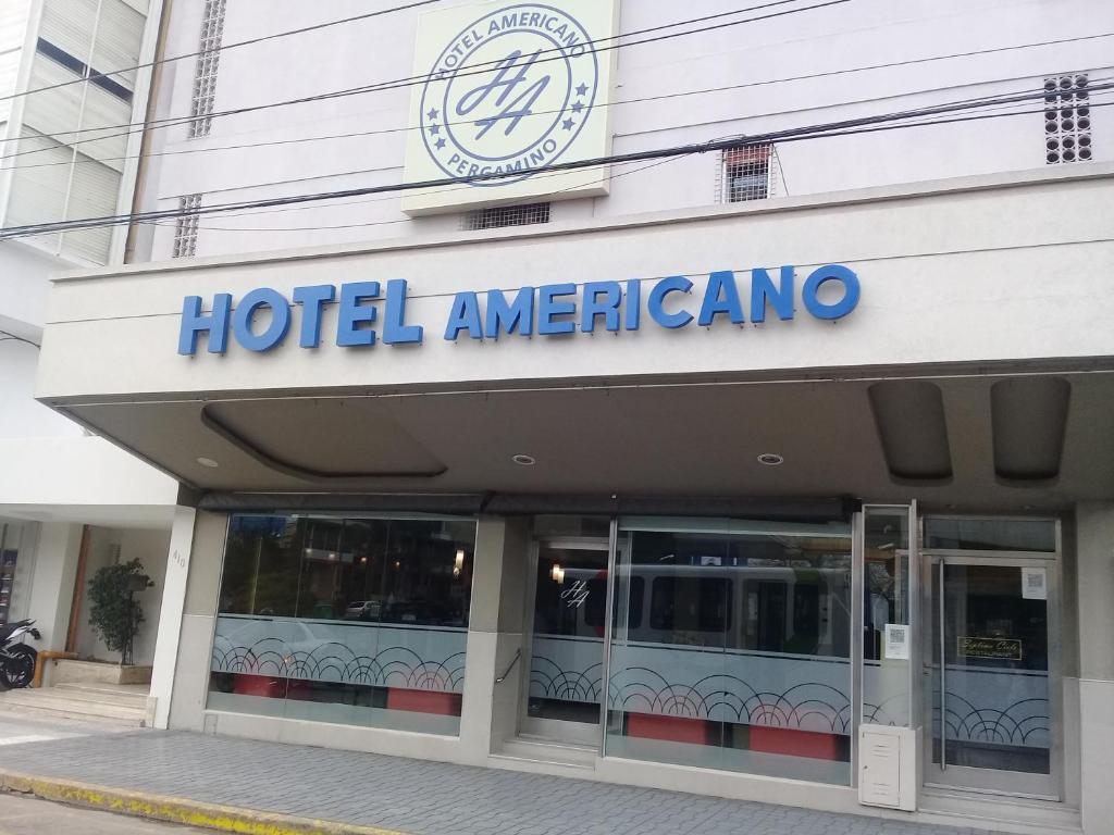 un letrero de hotel americano en la parte delantera de un edificio en Hotel Americano Pergamino en Pergamino