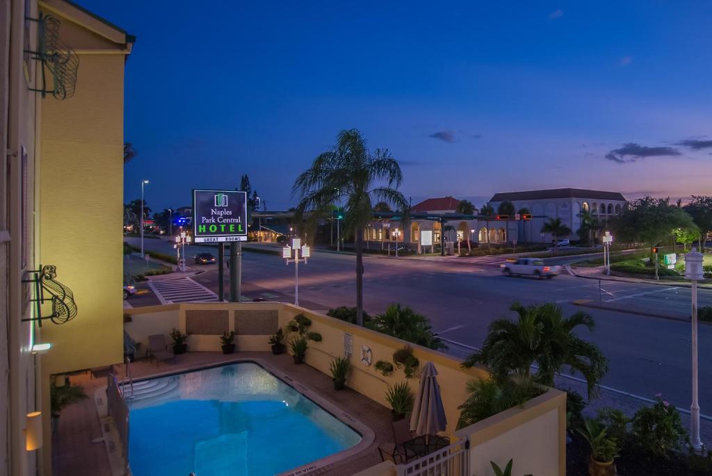 Bazén v ubytování Naples Park Central Hotel nebo v jeho okolí