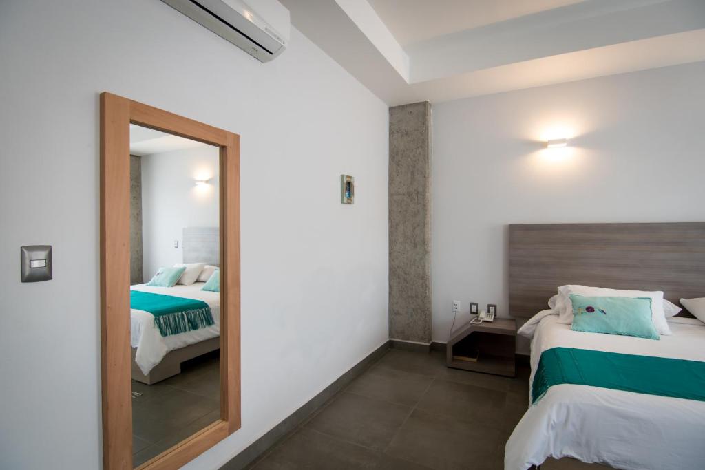 Postel nebo postele na pokoji v ubytování Maria Ines Hotel Suite