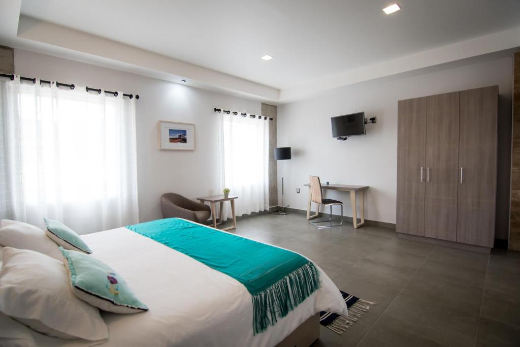 Postel nebo postele na pokoji v ubytování Maria Ines Hotel Suite