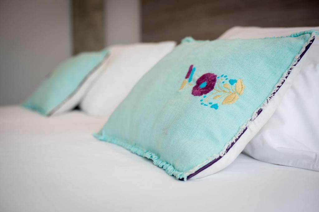 Postel nebo postele na pokoji v ubytování Maria Ines Hotel Suite