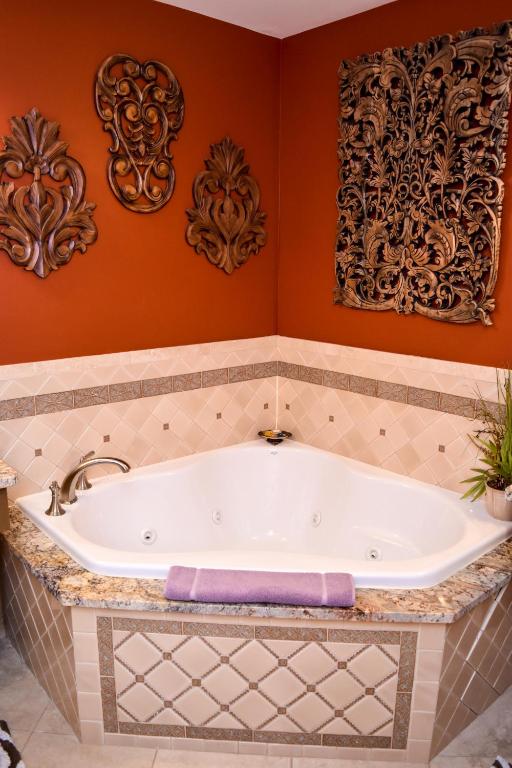 The Richard Johnston Inn & 1890 Caroline House - King Suite Met Spa -bad