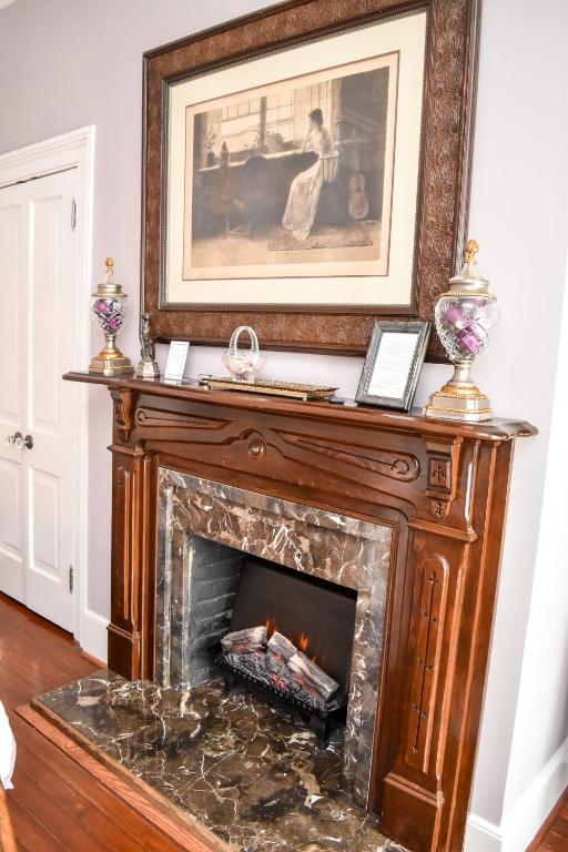 The Richard Johnston Inn & 1890 Caroline House - King Suite