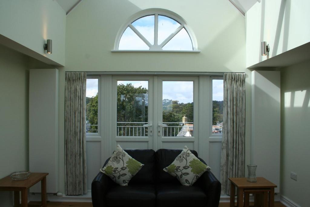 ein Wohnzimmer mit einem Sofa und einem Fenster in der Unterkunft Highlands Apartment 4 in Shanklin