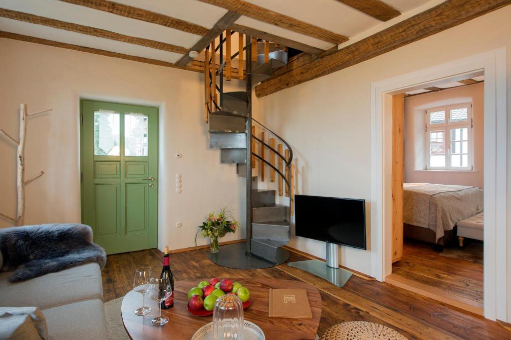 TV a/nebo společenská místnost v ubytování Burggarten Appartements Neuleiningen