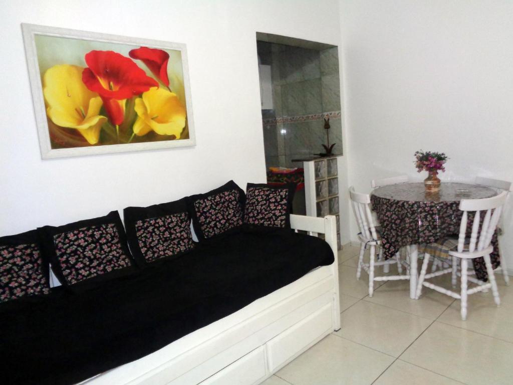 Habitación con sofá, mesa y pintura en Copacabana 479/201, en Río de Janeiro