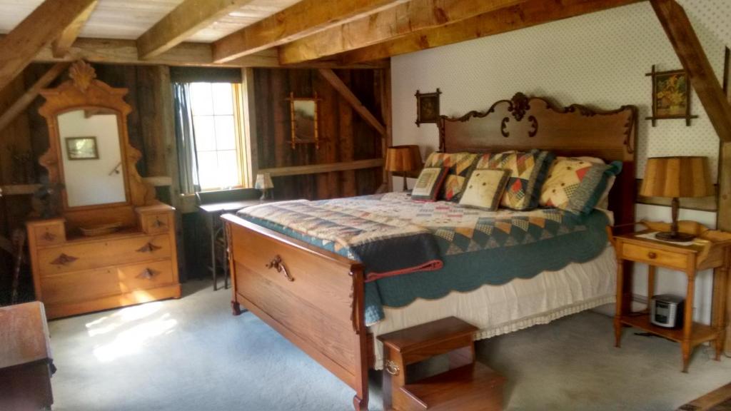 Кровать или кровати в номере Lodge at Millstone Hill