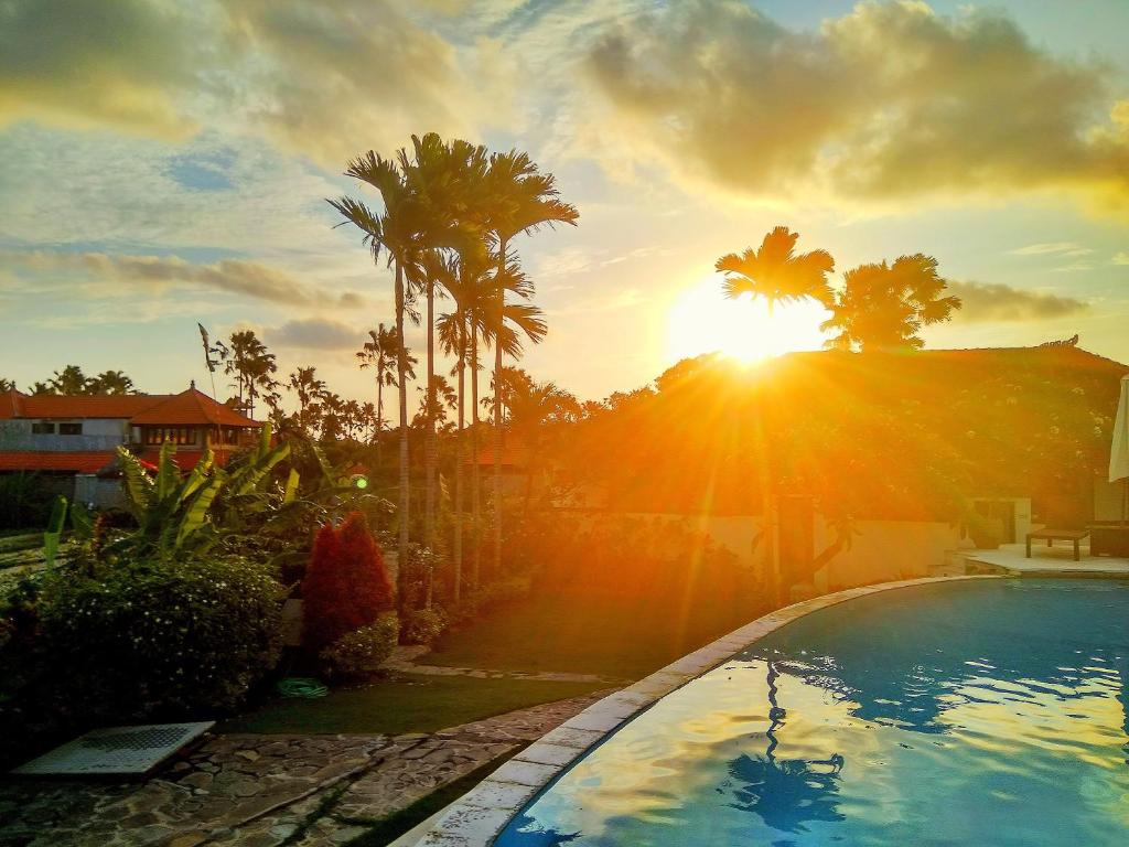 Bazén v ubytování Nipuri Resort and Villas Seminyak by Kamara nebo v jeho okolí