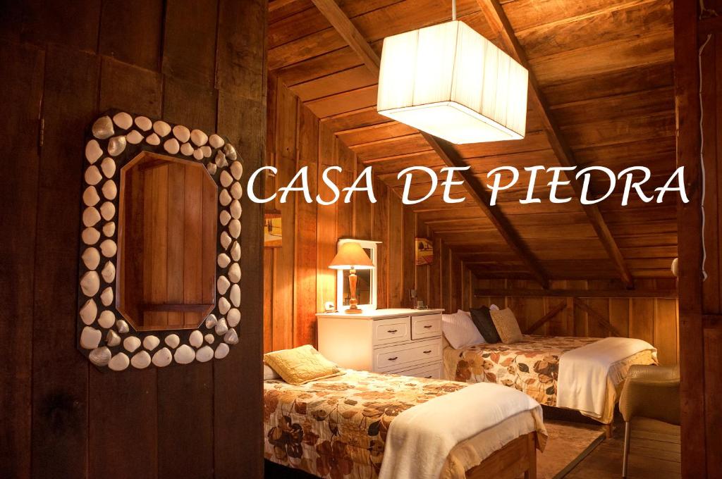 Postel nebo postele na pokoji v ubytování Casa de Piedra