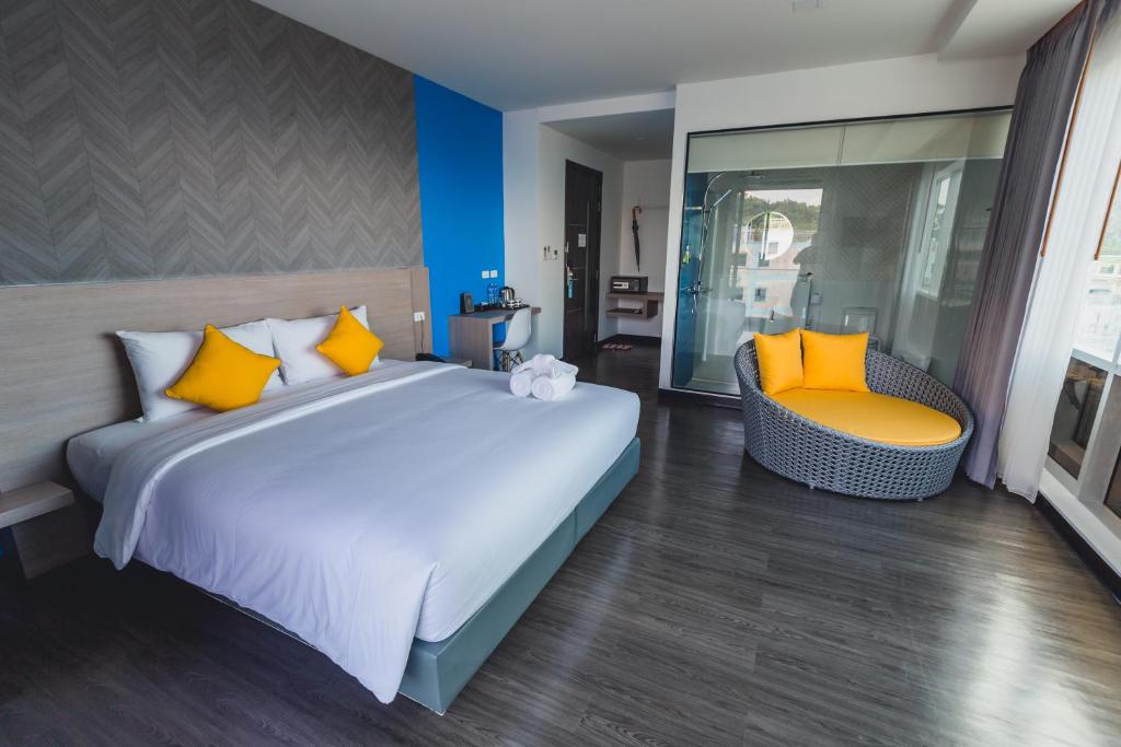 Postel nebo postele na pokoji v ubytování Wake Up Aonang Hotel