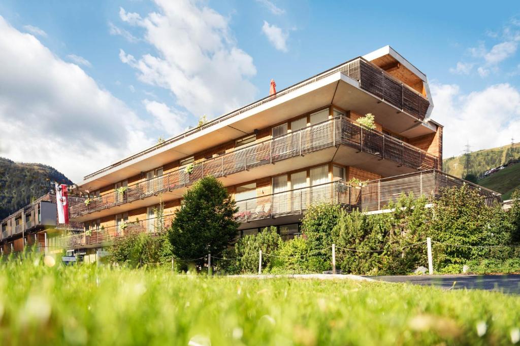 un edificio con balcones en un lateral en Skihotel Galzig, en Sankt Anton am Arlberg