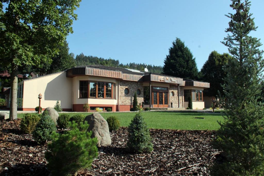 ein Haus mit Garten davor in der Unterkunft Lovecká Bašta in Strakonice