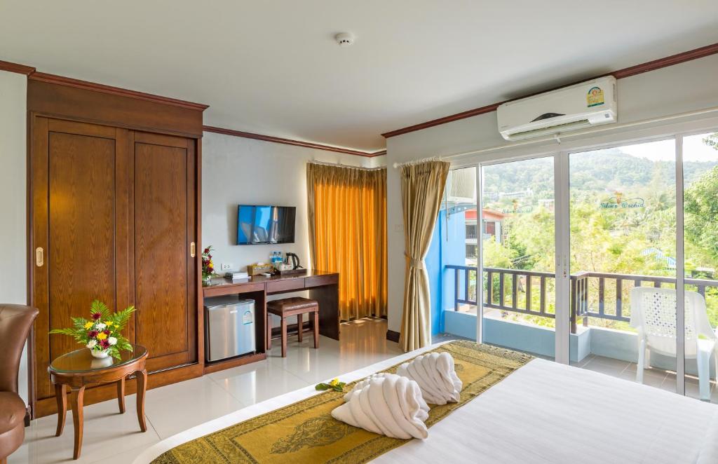 Postel nebo postele na pokoji v ubytování Aonang Silver Orchid Resort