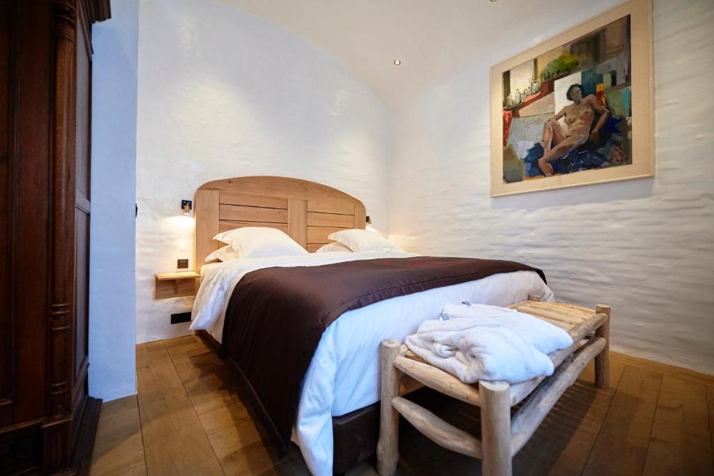een slaapkamer met een groot bed met een houten hoofdeinde bij Hotel Colvenier in Antwerpen