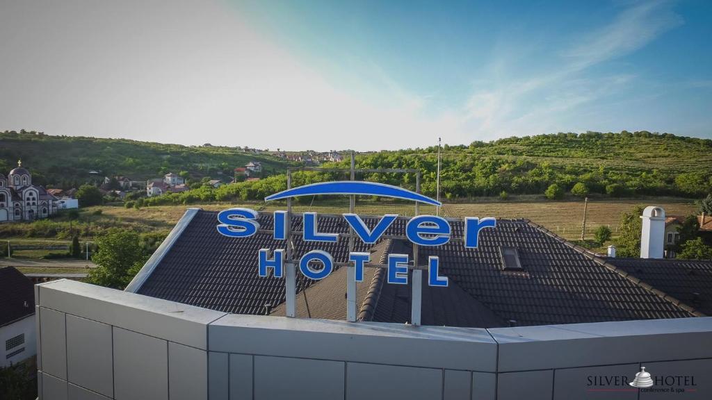 Nespecifikovaný výhled na hory nebo výhled na hory při pohledu z hotelu