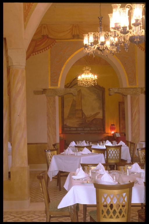 Restaurace v ubytování Al Moudira Hotel