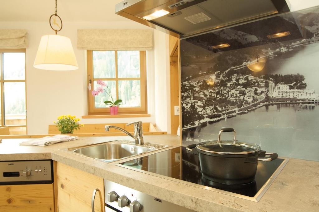 A kitchen or kitchenette at Jausenstation Pfefferbauer
