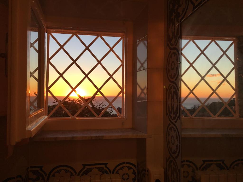 アメーリアにあるMontemarcello room and bathroomの夕日を望む窓