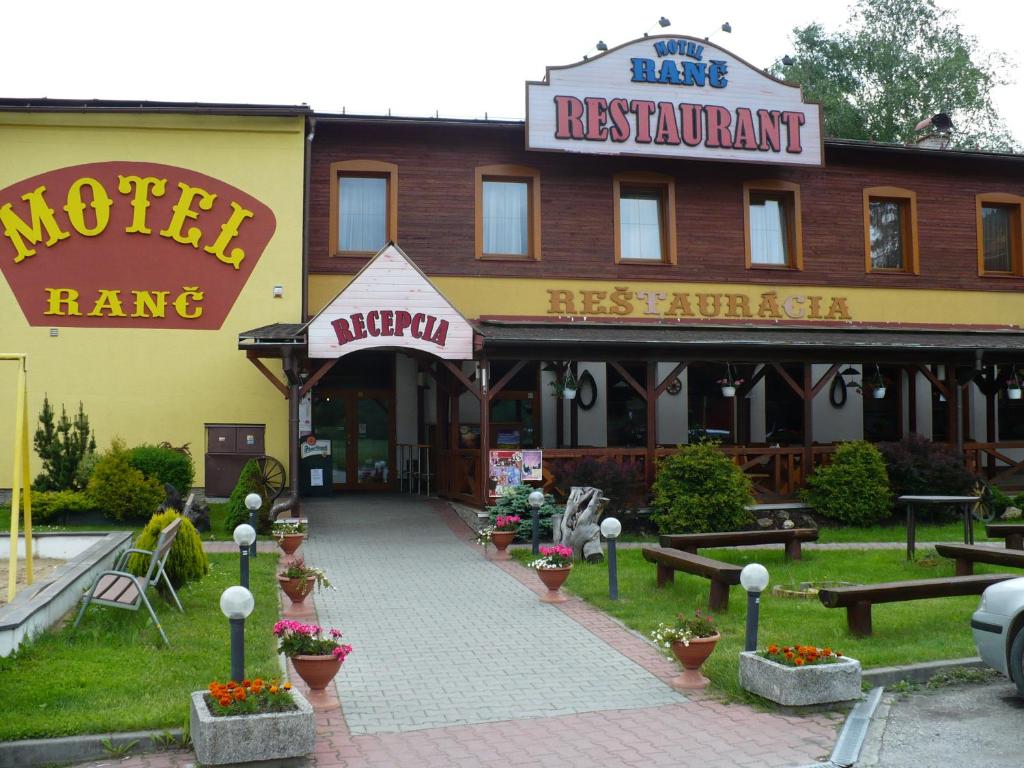 une auberge avec un panneau indiquant un restaurant dans l'établissement Motel Ranč, à Ružomberok