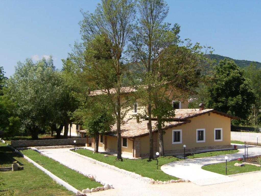 PreturoにあるAzienda Agrituristica Tenuta ValViola Amiternumの通路付きの家