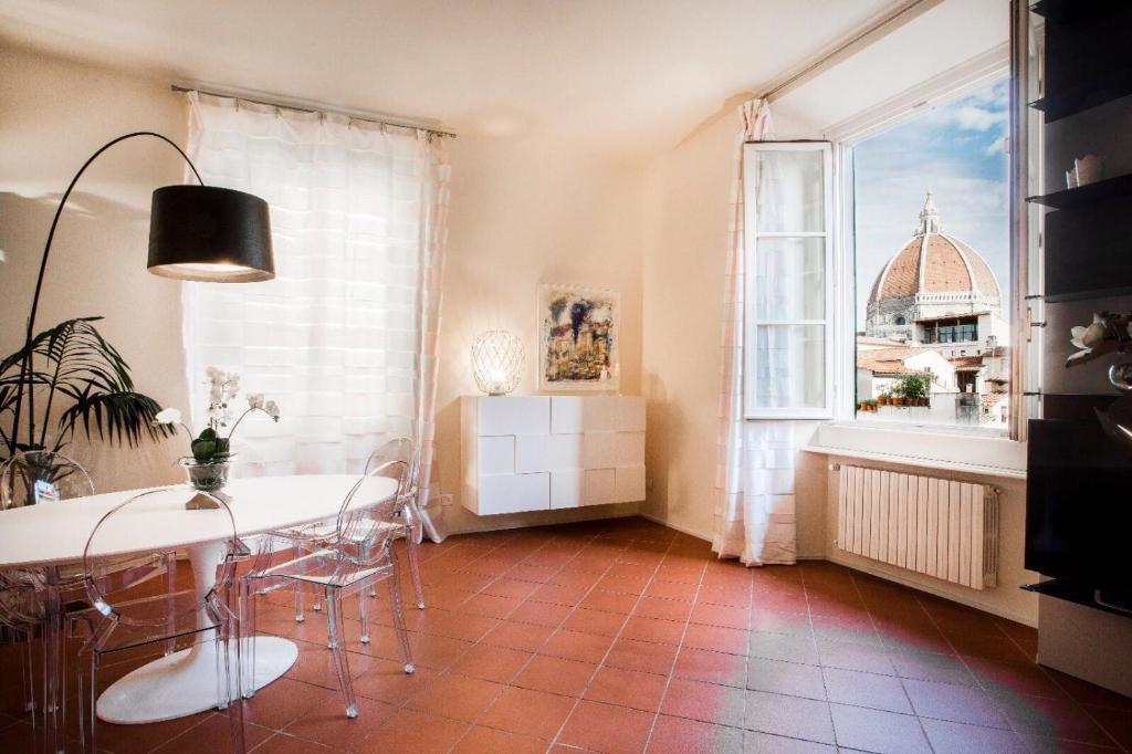 フィレンツェにあるLe Residenze a Firenze - Residenza Covoni Apartment in the historical center of Florenceのダイニングルーム(テーブル、窓付)