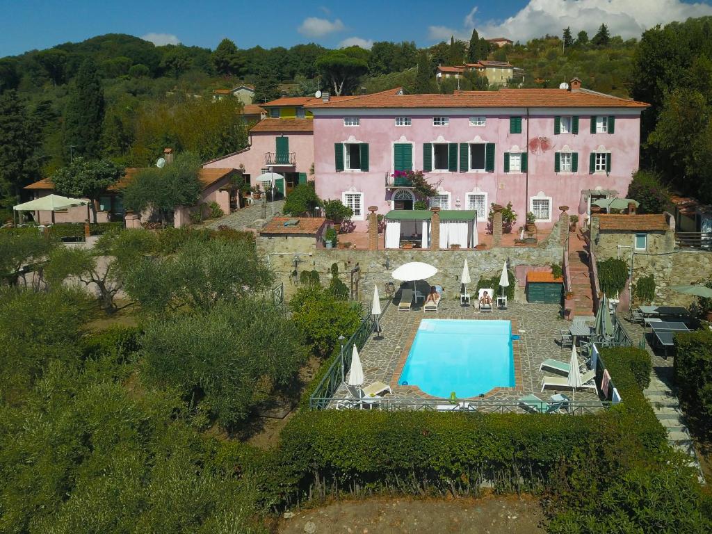 einem externen Blick auf ein Haus mit einem Pool in der Unterkunft Villa Lorien in Massarosa