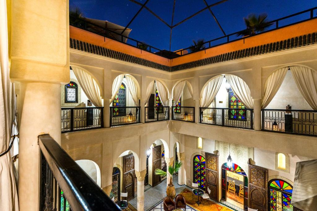 een uitzicht op de therium van een gebouw met glas-in-loodramen bij Riad Boustane in Marrakesh