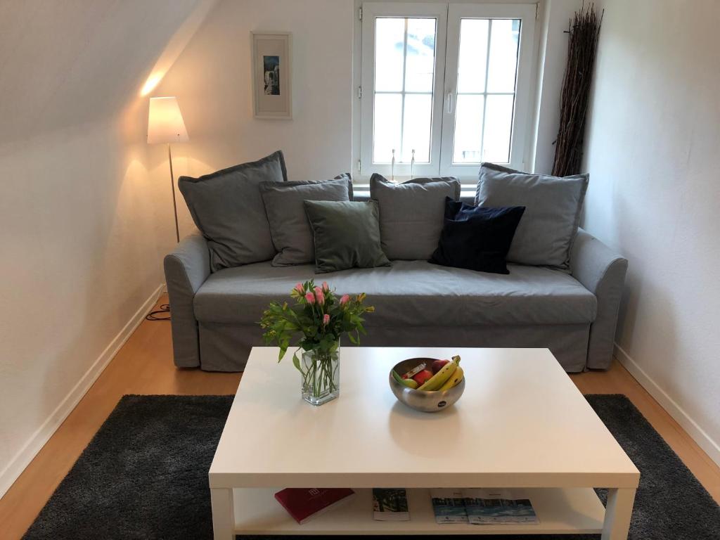 uma sala de estar com um sofá e uma mesa em Baden Apartment em Baden-Baden