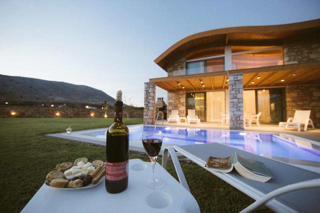 The swimming pool at or close to Estrella Villas