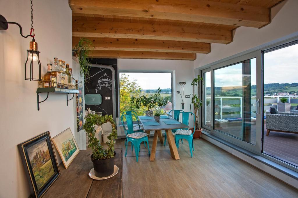 Zvolenské Nemce的住宿－APARTMANY L&O - Laura，一间带桌子和蓝色椅子的用餐室