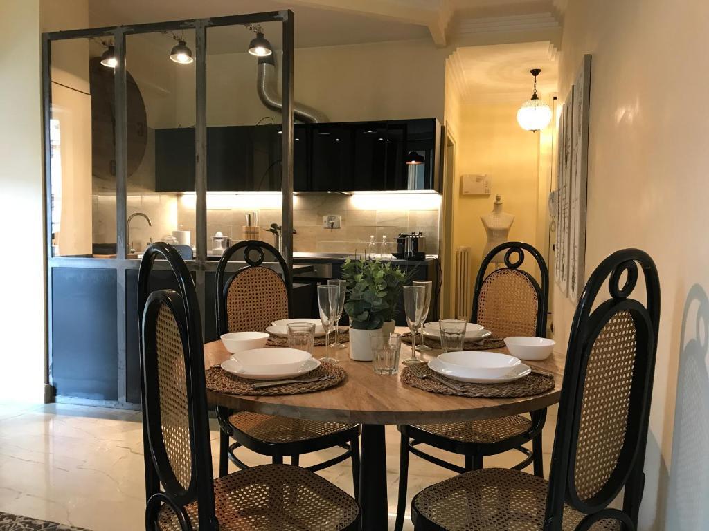 d'une table à manger, de chaises, d'une table et d'une cuisine. dans l'établissement Sweethome Crispi, à Rome