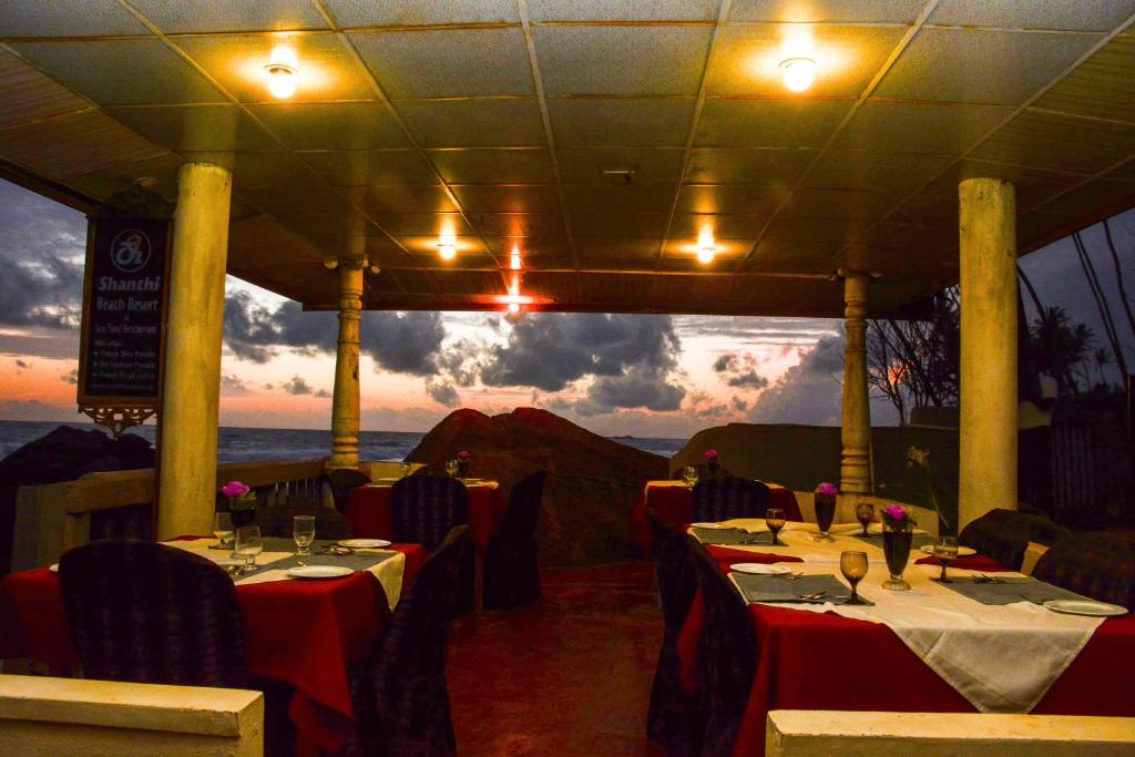 Restaurace v ubytování Shanthi Beach Resort