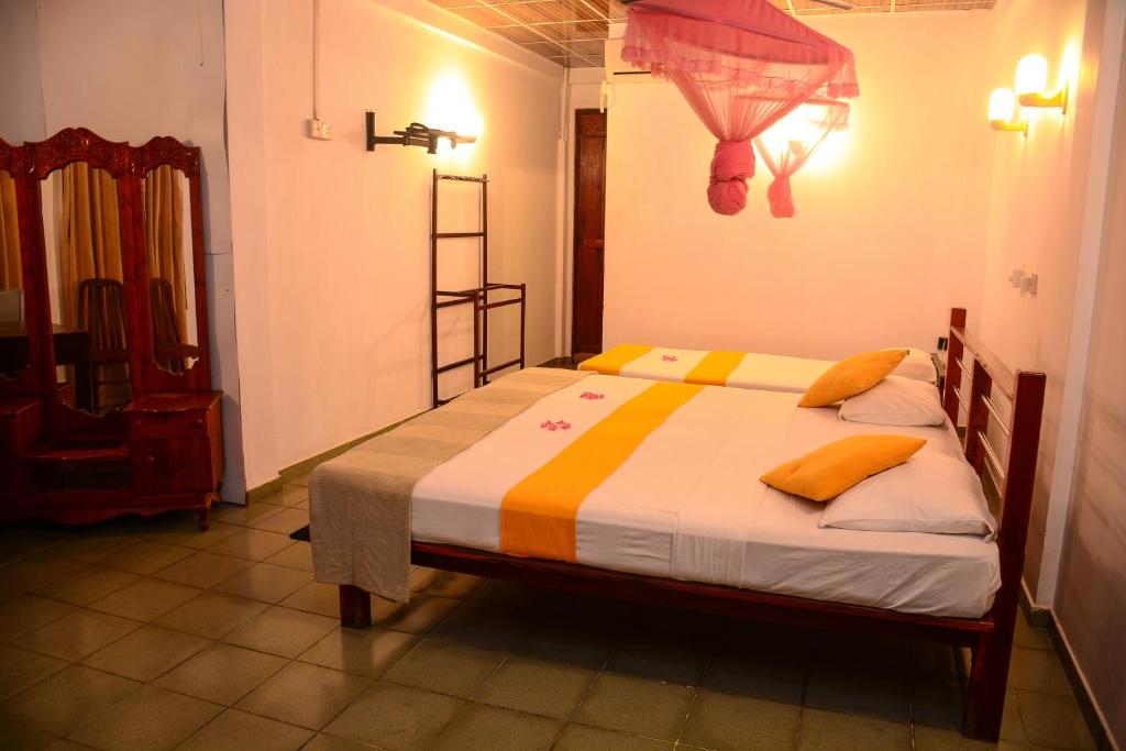 Postel nebo postele na pokoji v ubytování Shanthi Beach Resort