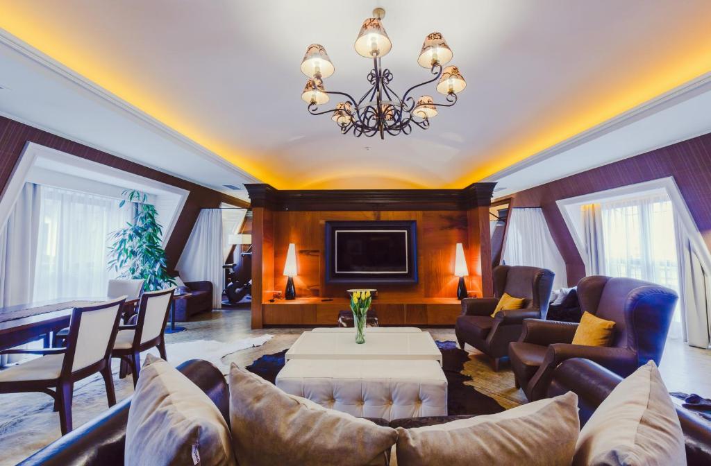 ein Wohnzimmer mit einem Sofa und einem Tisch in der Unterkunft Grand Hotel Boutique in Rzeszów