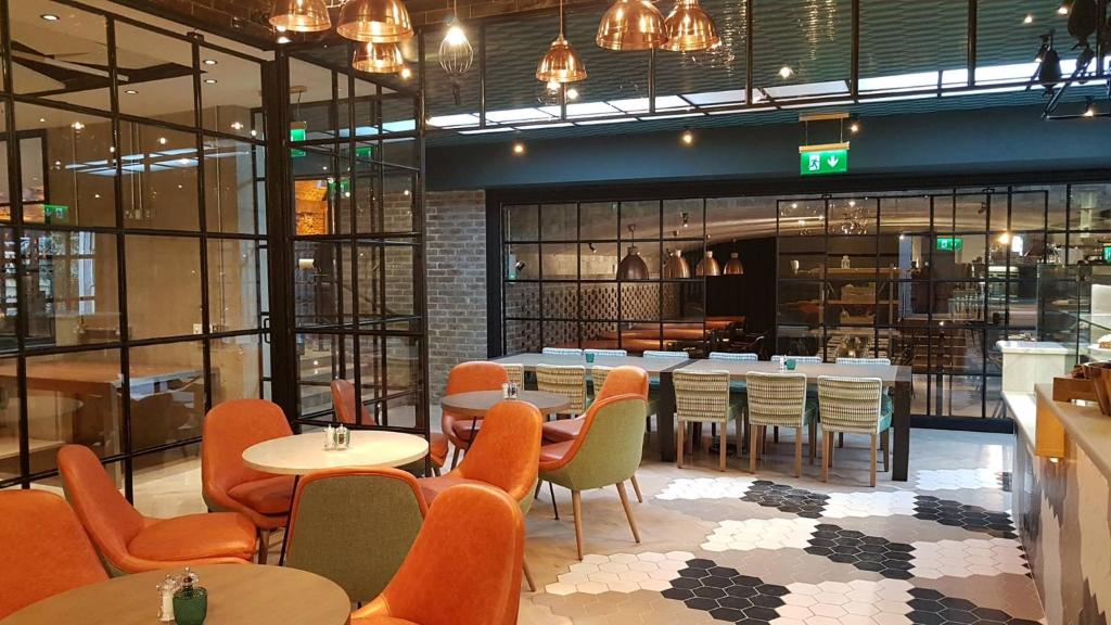 The Address Connolly - Resim 45